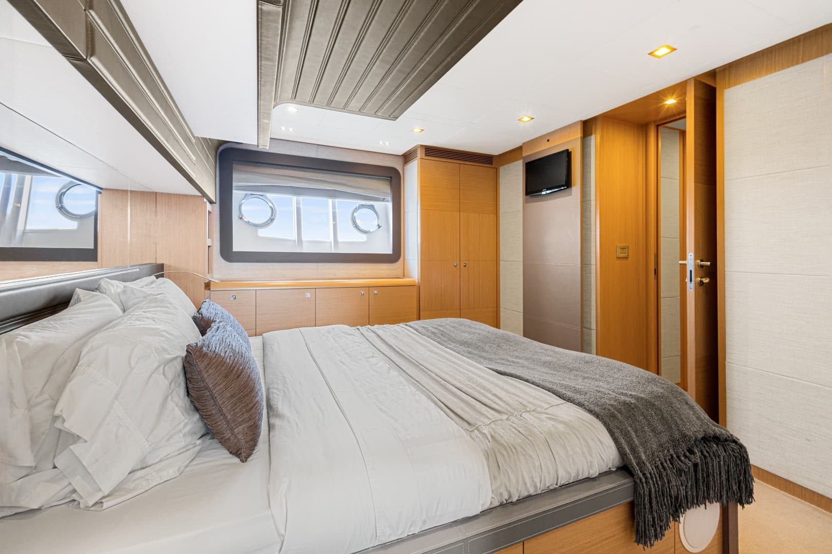 2013 Ferretti Yachts F800 - Image 38