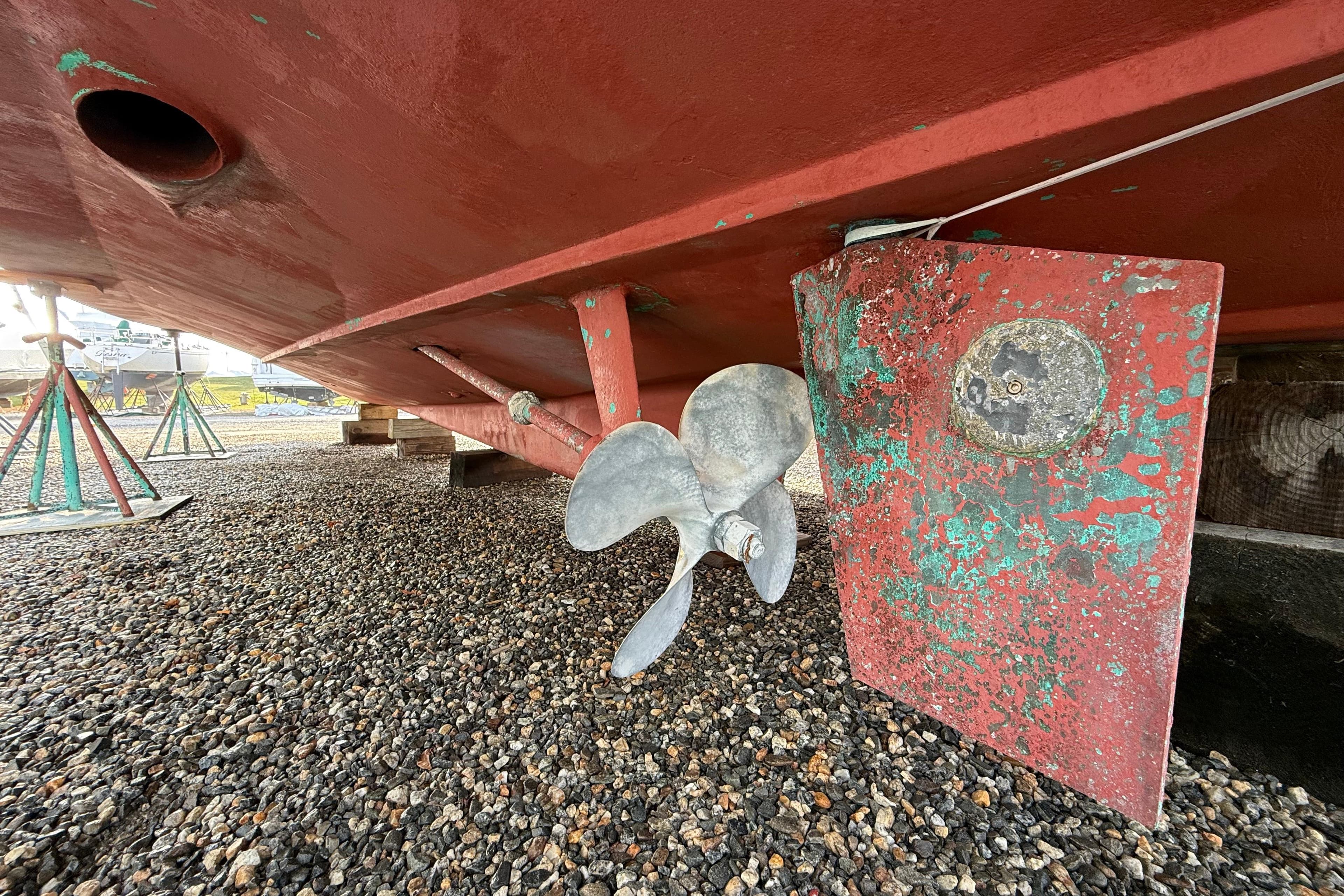 Underwater view of 1996 Legacy Yachts 40 propeller and rudder on gravel.
