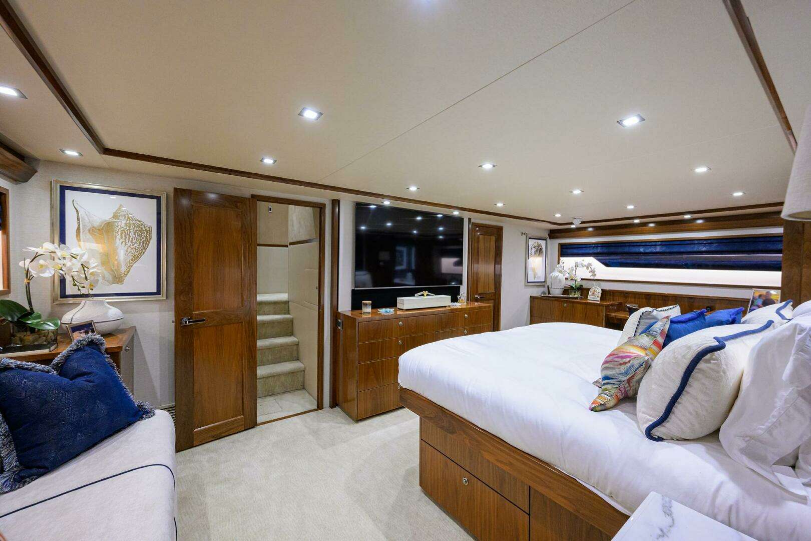 2020 Viking 92 Enclosed Bridge - Image 11