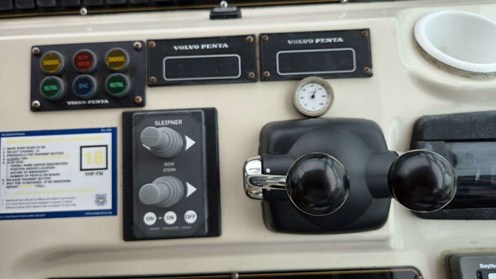 2000 Cruisers Yachts 4450 Express Motor Yacht - Image 26