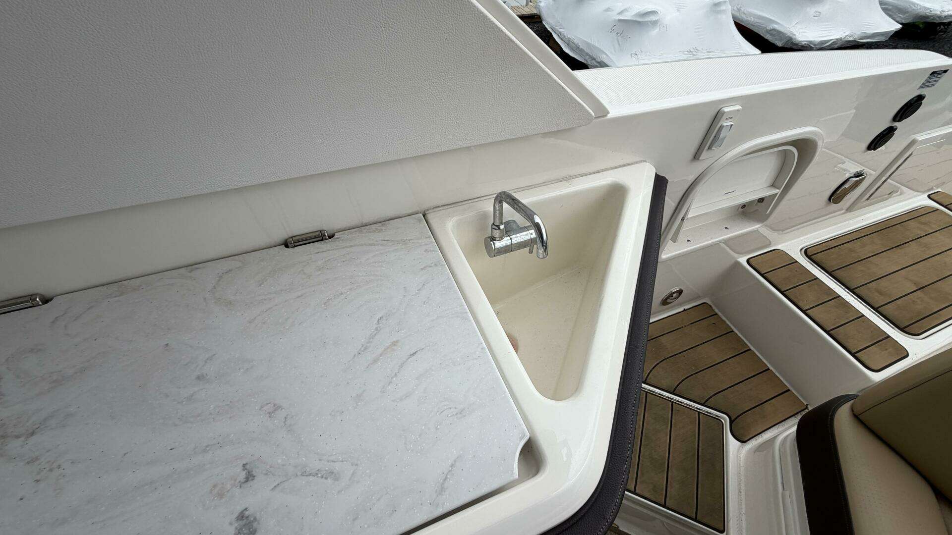2023 Sea Ray SLX 310 OB - Image 29