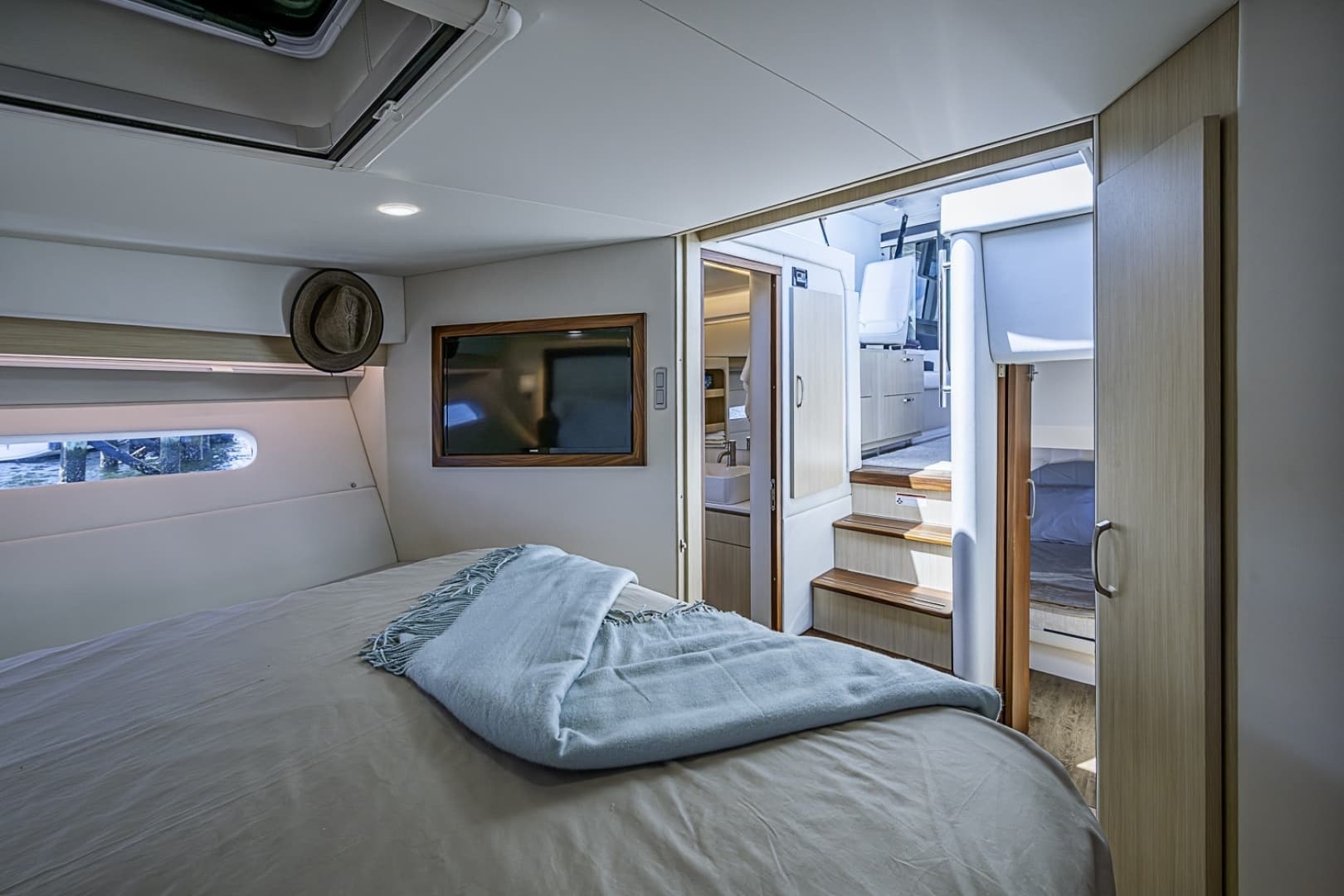 2025 Regal 38 XO - Image 32