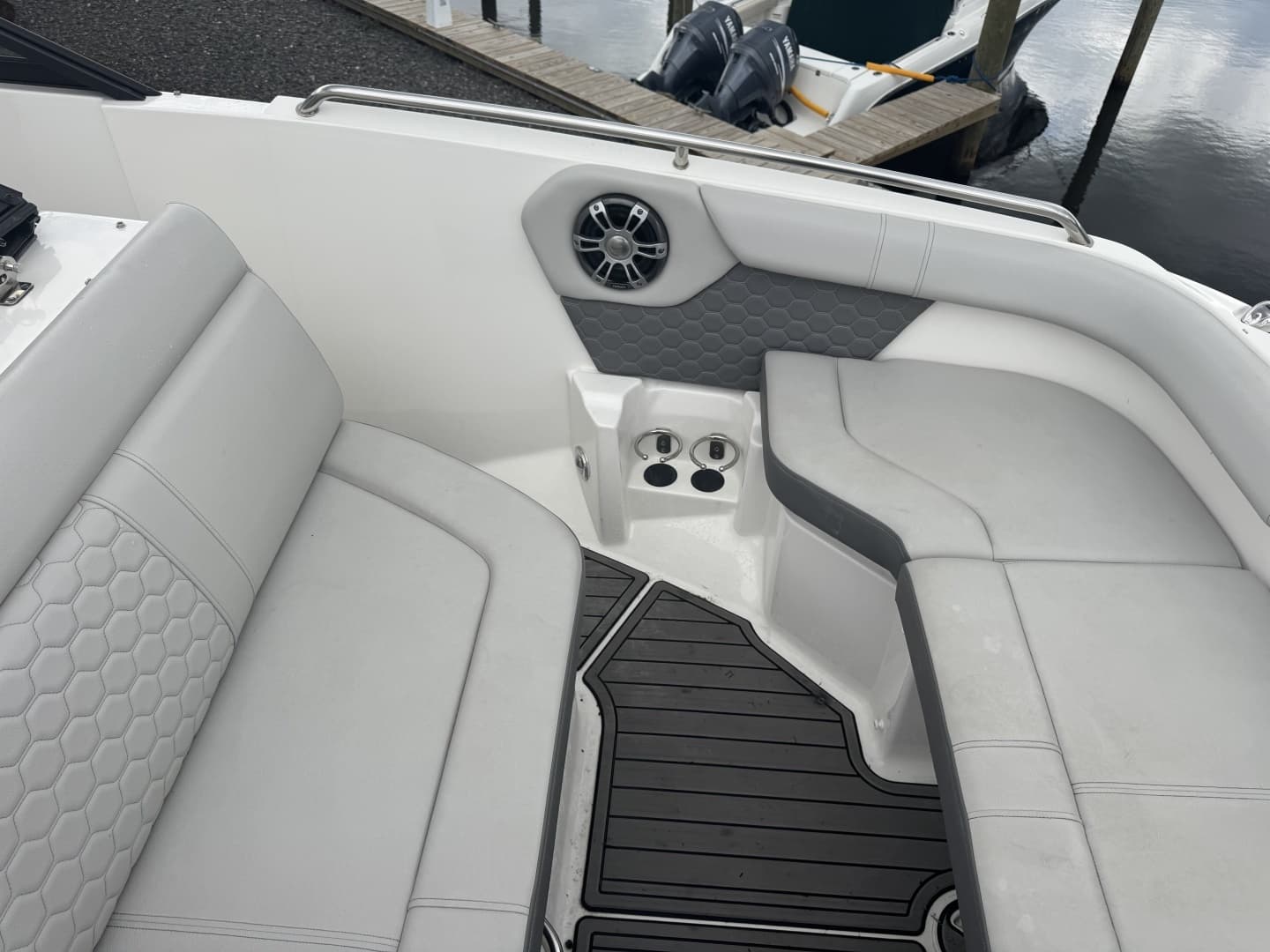 2024 Sea Ray SDX 250 Outboard - Image 18
