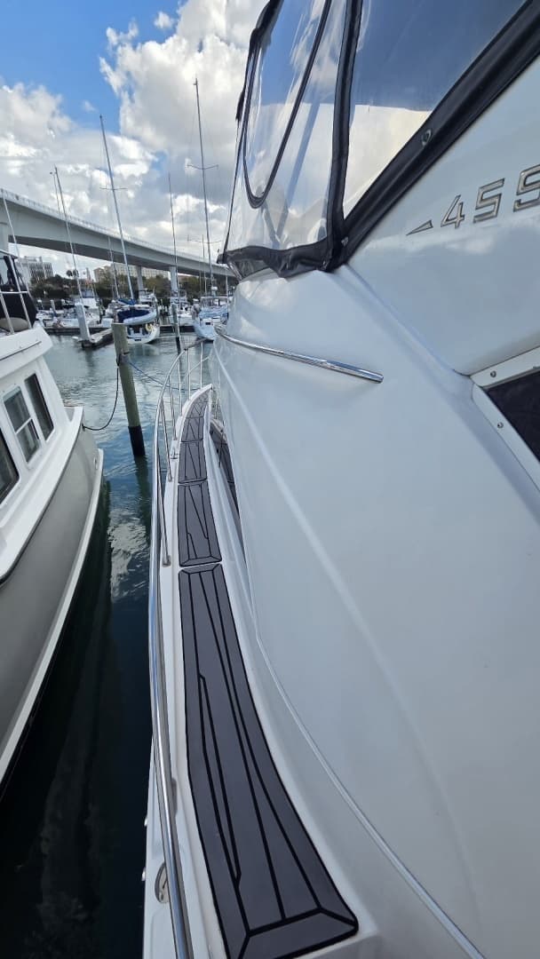 2004 Meridian 459 Aft Cabin Cockpit Motor Yacht - Image 13