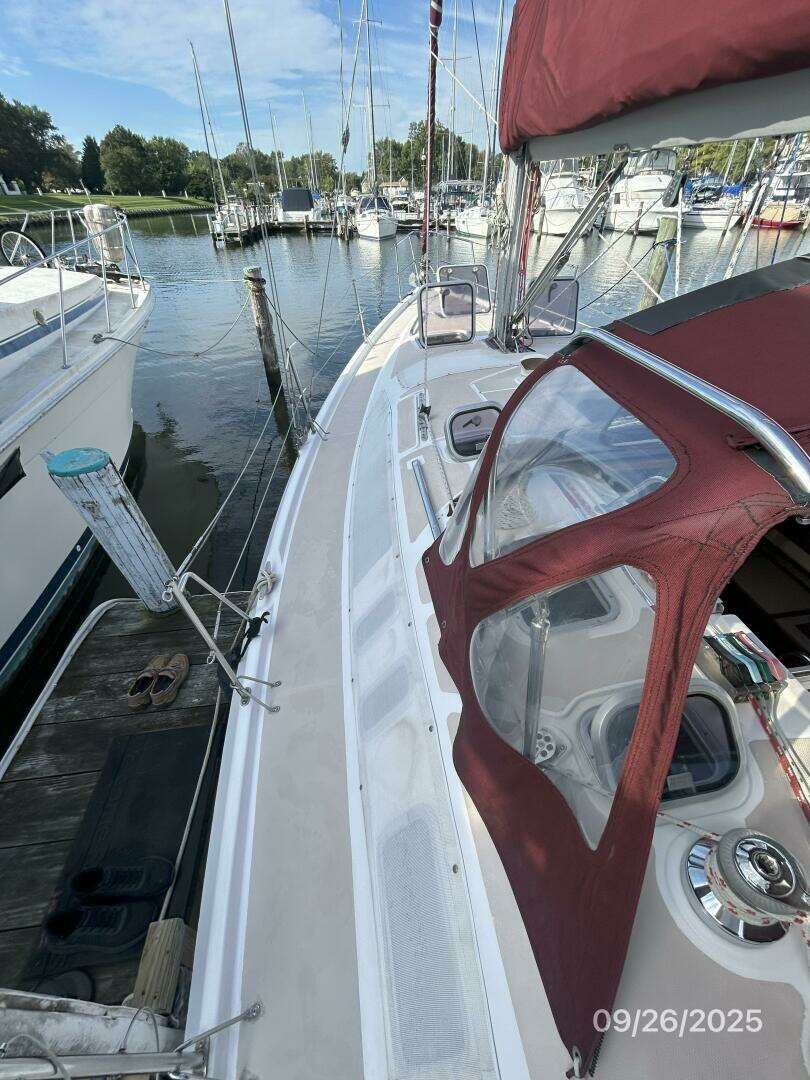 1998 Hunter 376 - Image 13