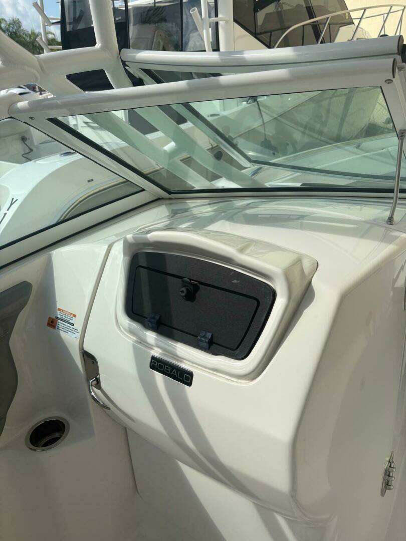 2021 Robalo R247 Dual Console - Image 11