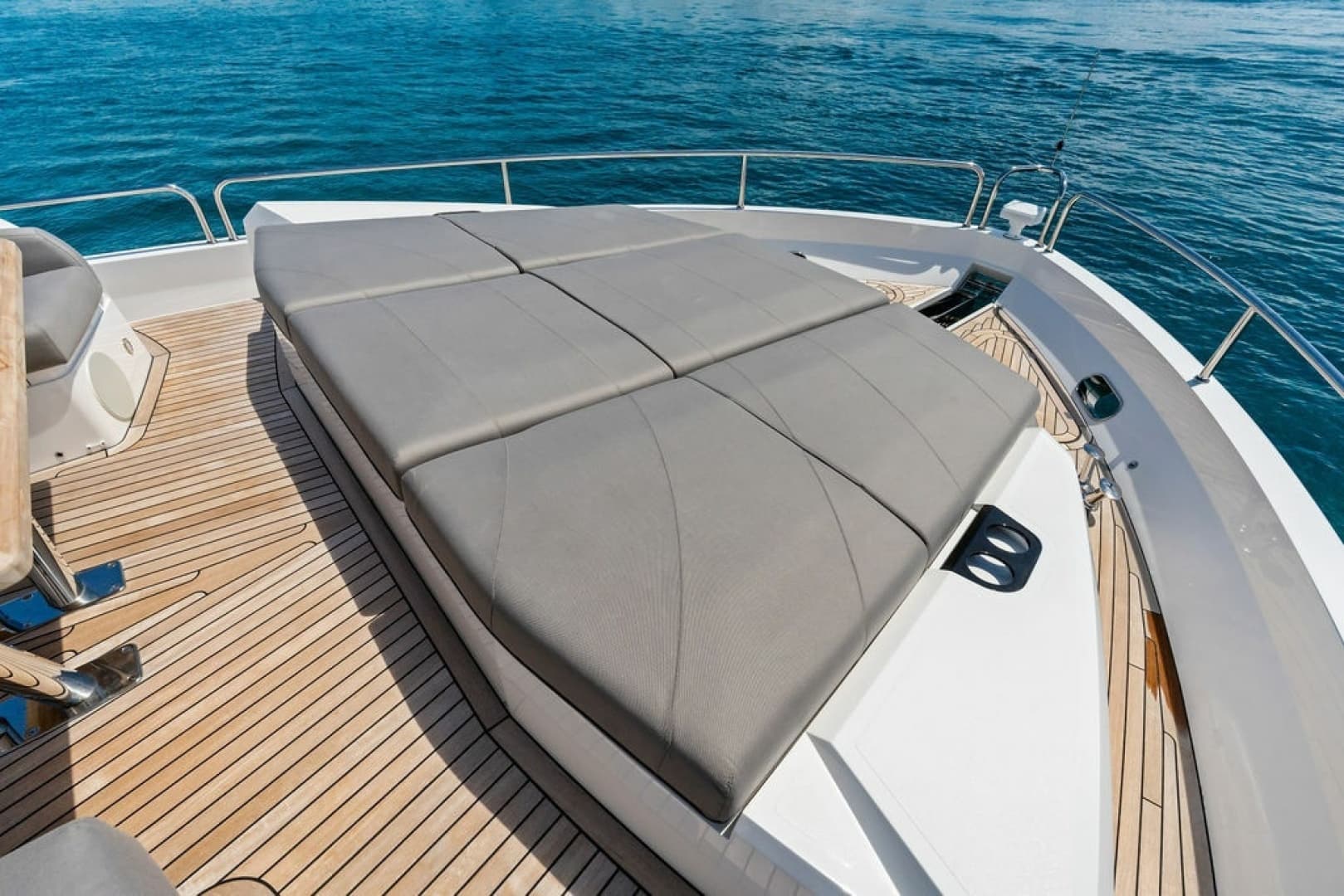 2026 Sunseeker 88 Yacht - Image 15