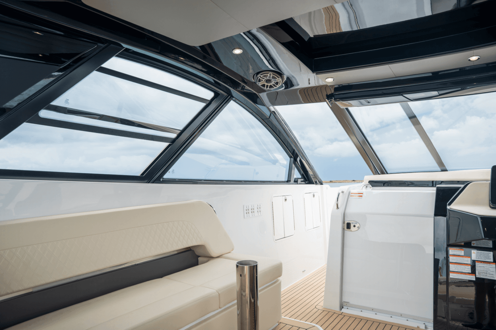 2026 Cruisers Yachts 50GLS OB - Image 32