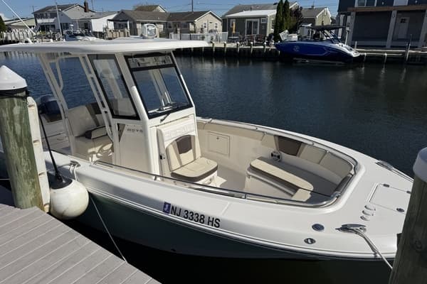 2020 Robalo R272 Center Console