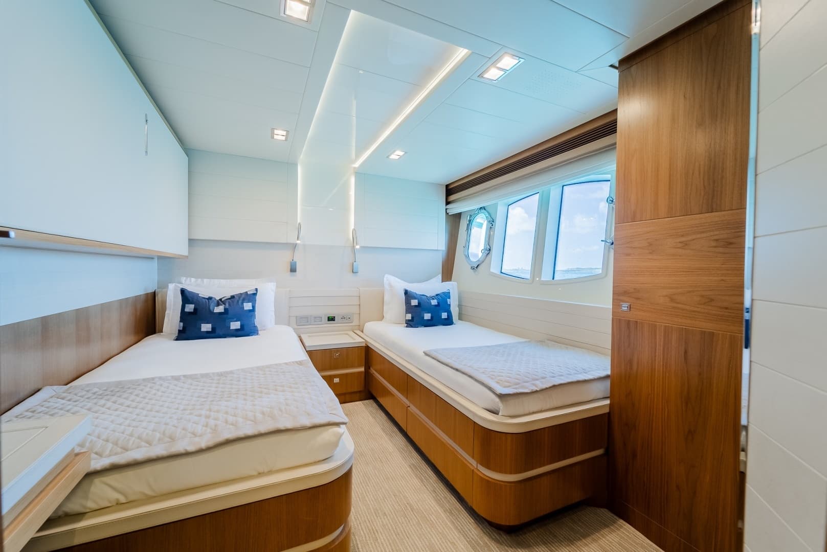 2012 Custom Line Raised Pilothouse - Image 25