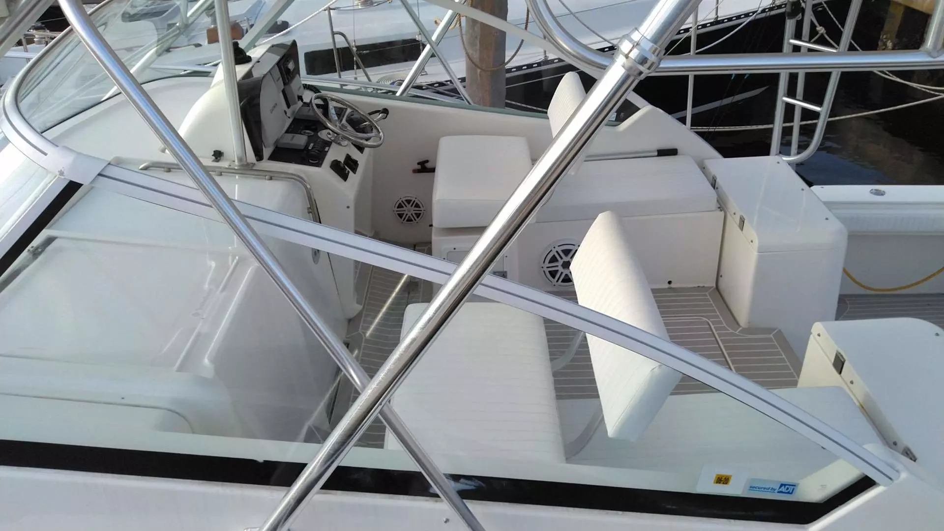 2007 Luhrs 31 Open - Image 4