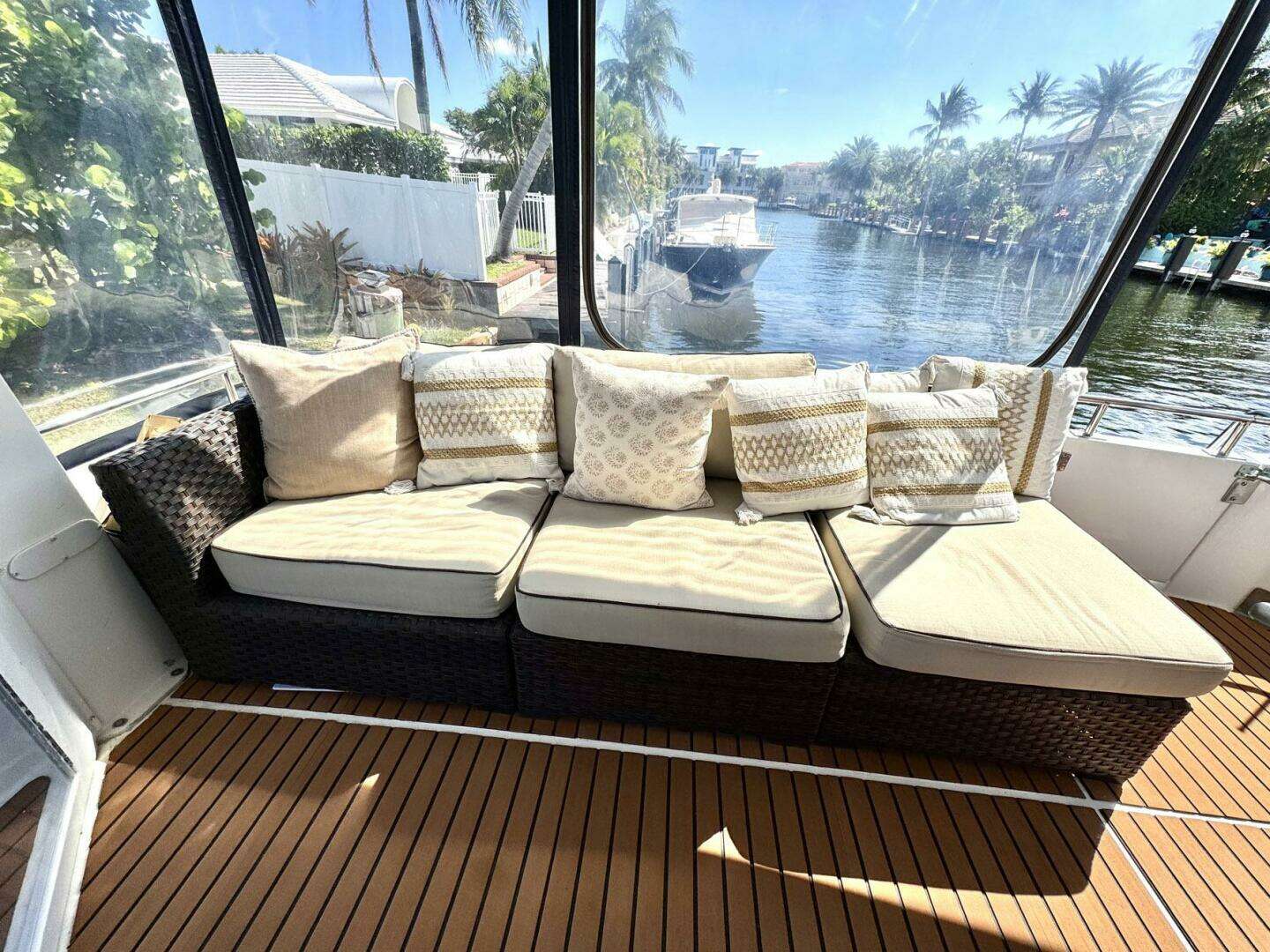 2001 Carver 40 Flybridge - Image 31