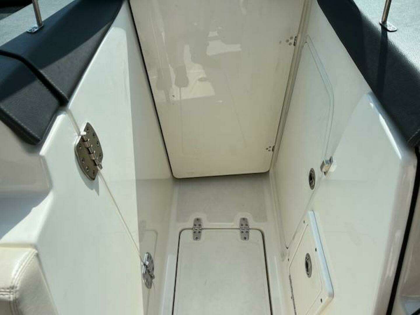 2018 Boston Whaler 270 Vantage - Image 21