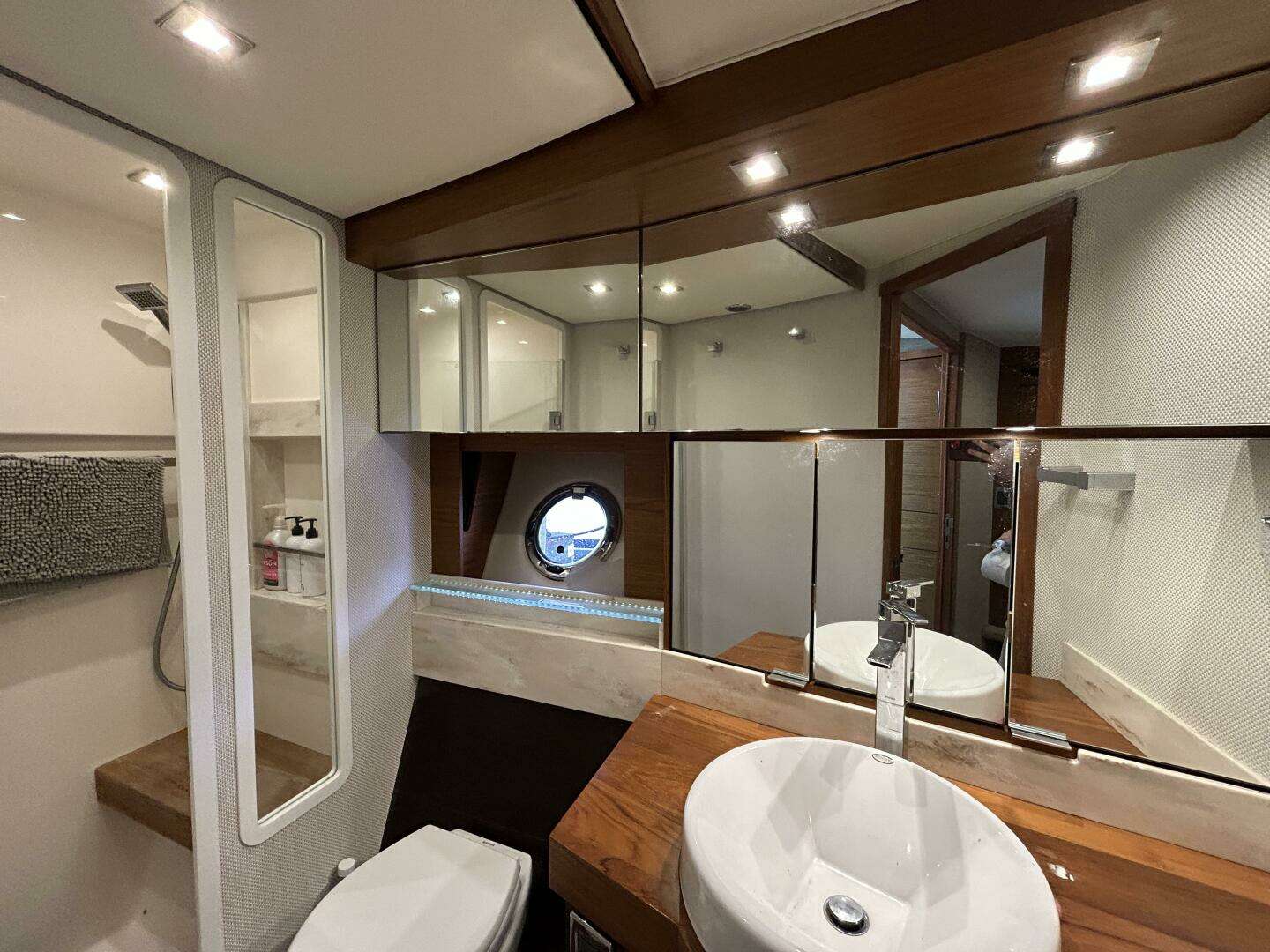 2015 Tiara Yachts C44 Coupe - Image 19