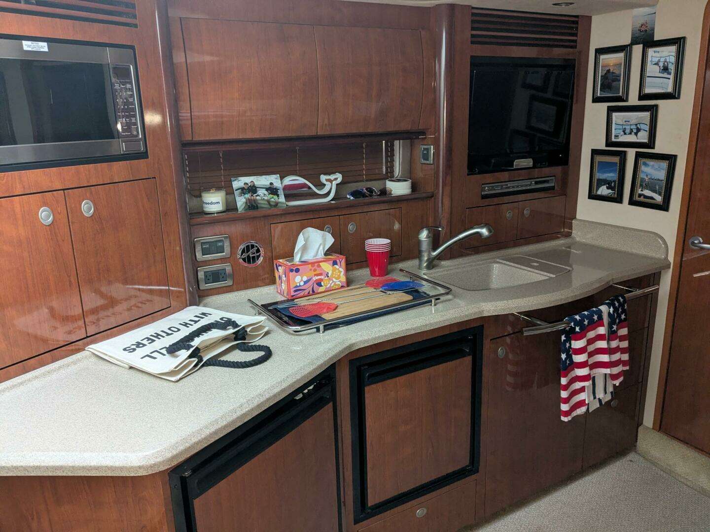 2004 Sea Ray 390 Sundancer - Image 9