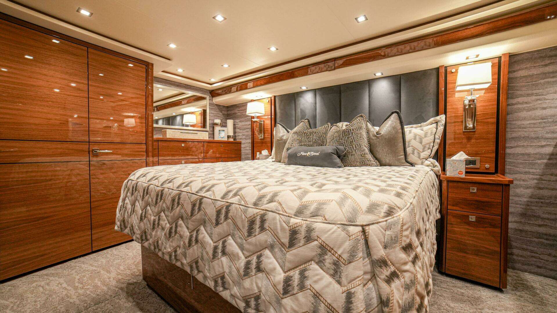 2023 Viking 72 Convertible - Image 5