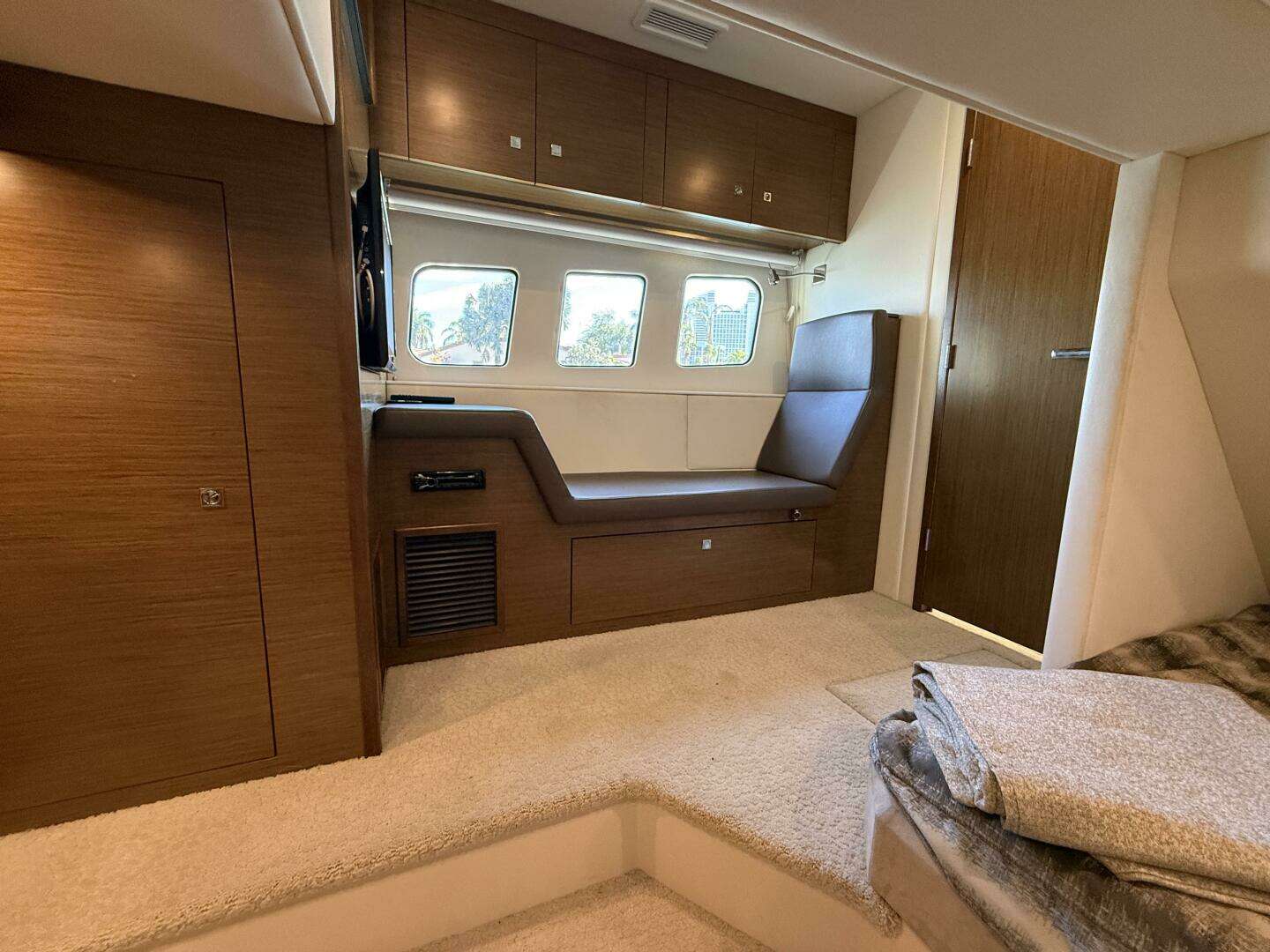 2014 Cruisers Yachts 45 Cantius - Image 31