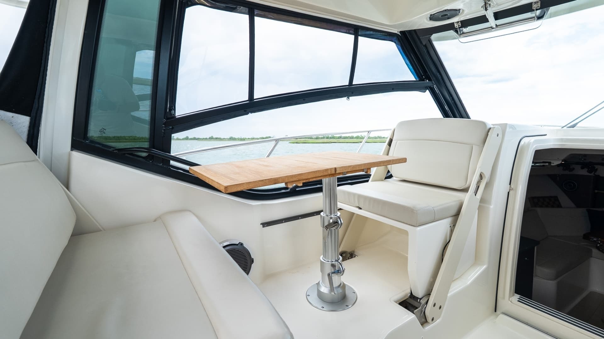 2020 Boston Whaler 325 Conquest - Image 28