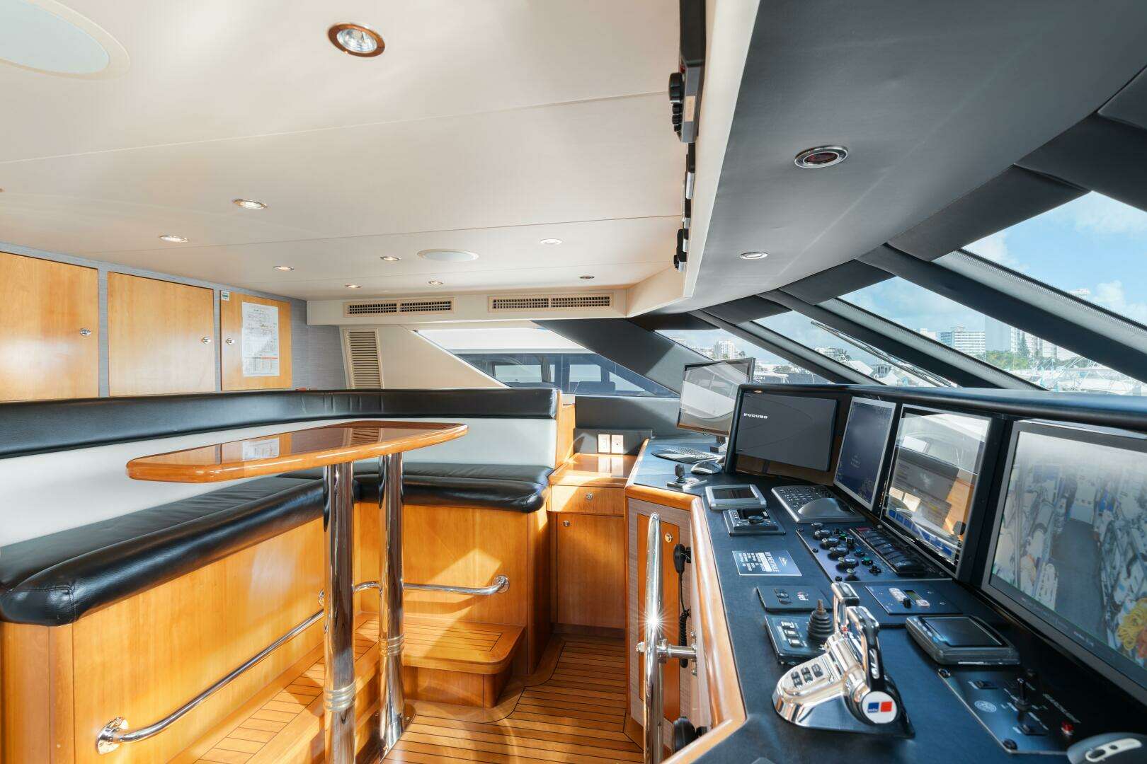 2005 Hatteras 100 Motor Yacht - Image 34