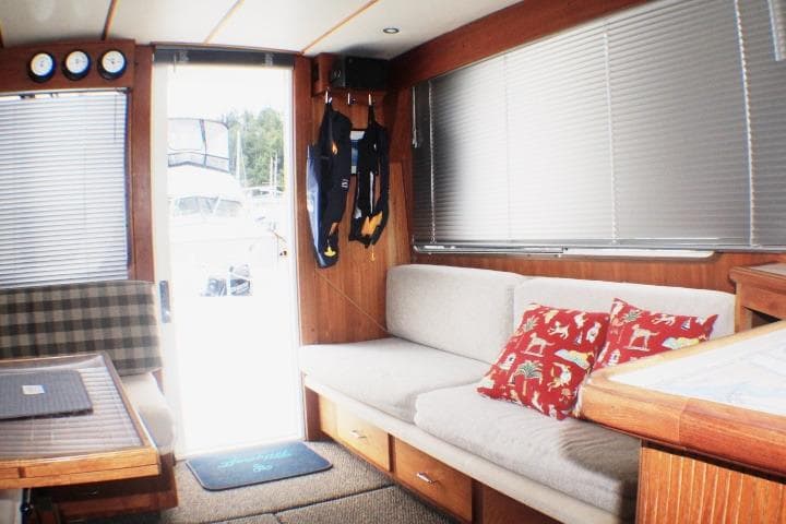 Interior of 1992 Tollycraft 34 Sport Sedan with cozy seating and nautical decor.