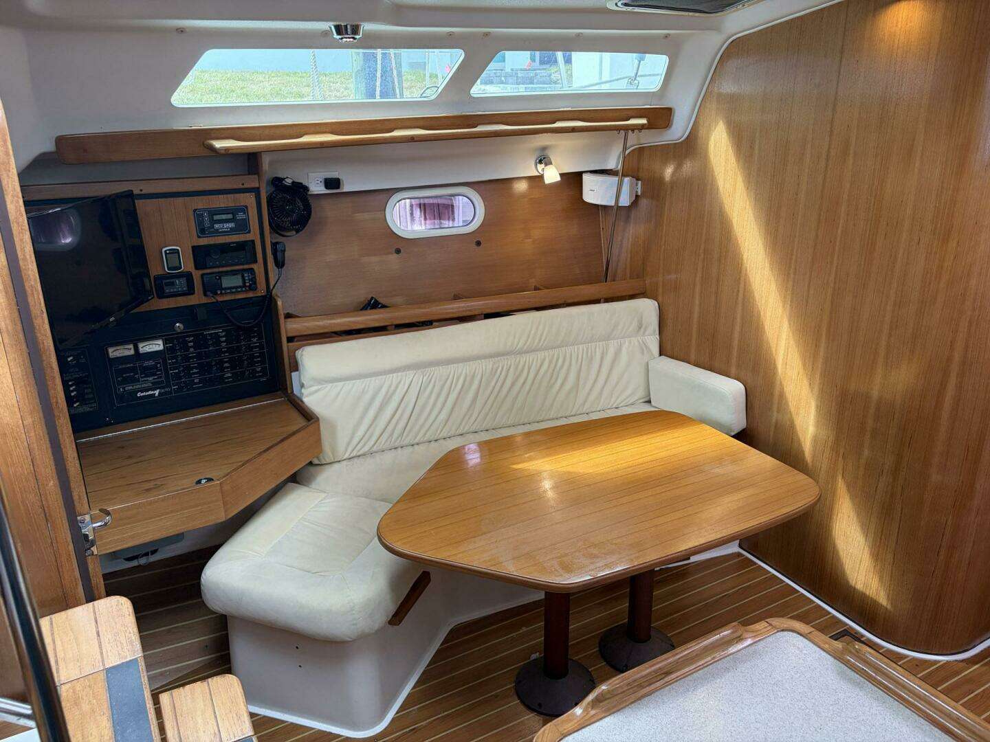 2004 Catalina 350 - Image 23