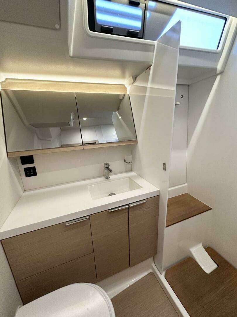 2023 Beneteau Oceanis 60 - Image 35