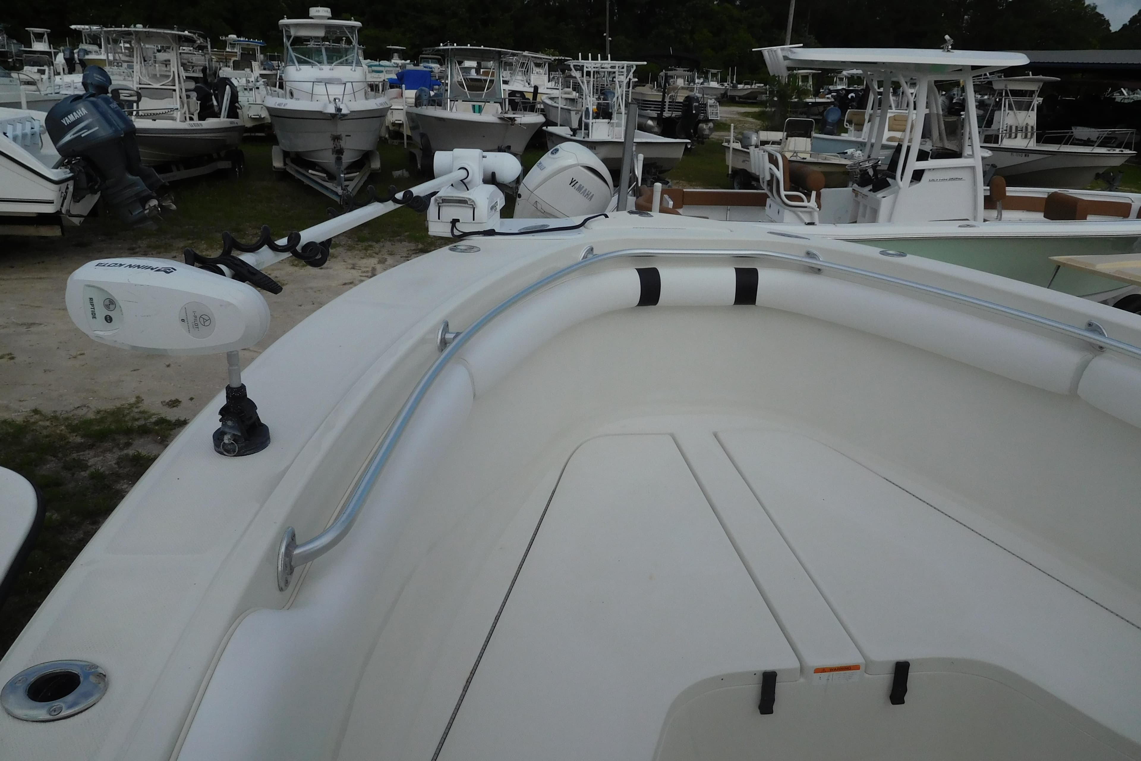 2003 Hydra-Sports Vector 2800 CC boat with trolling motor, docked among other vessels.