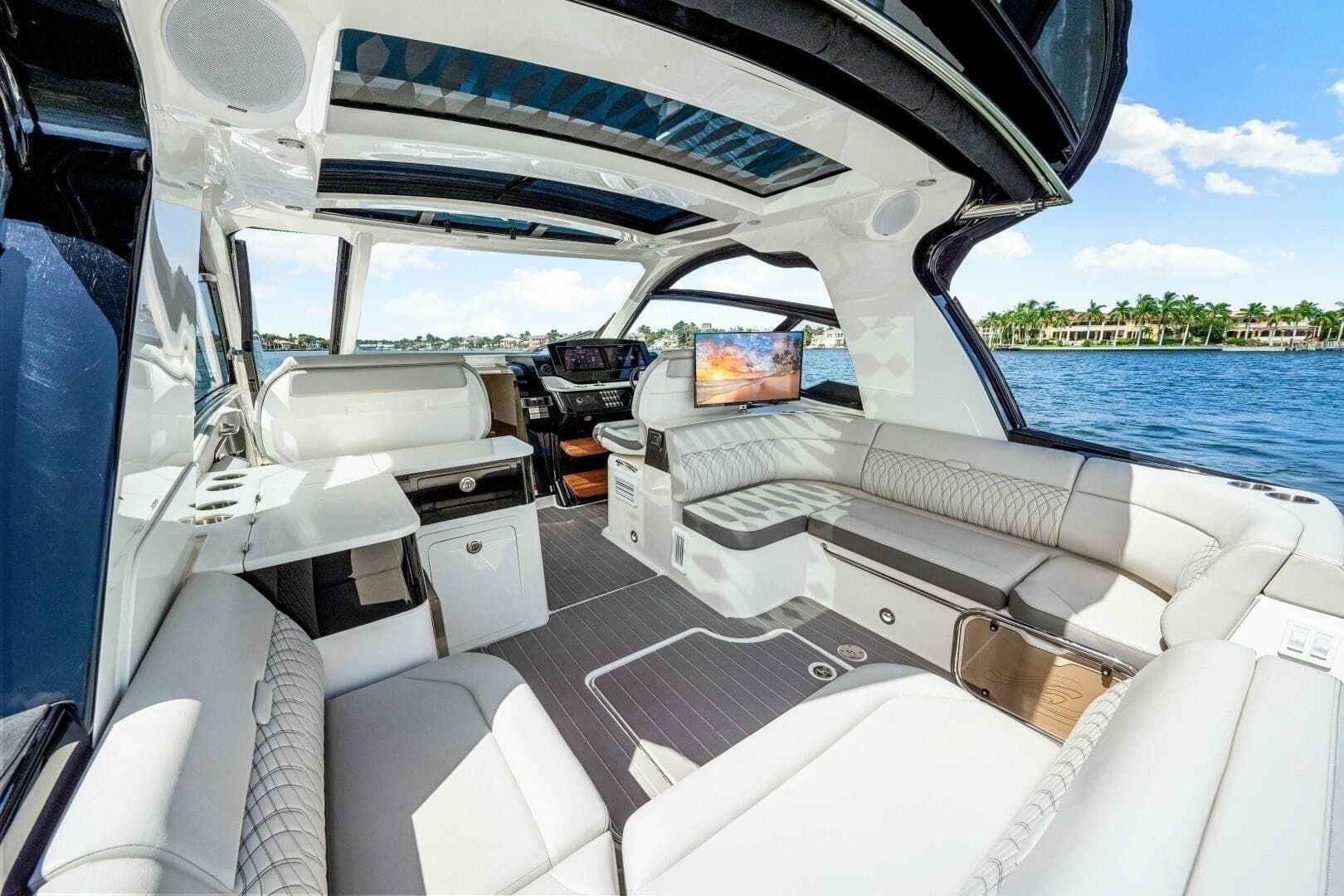 2022 Sea Ray 370 Sundancer - Image 7