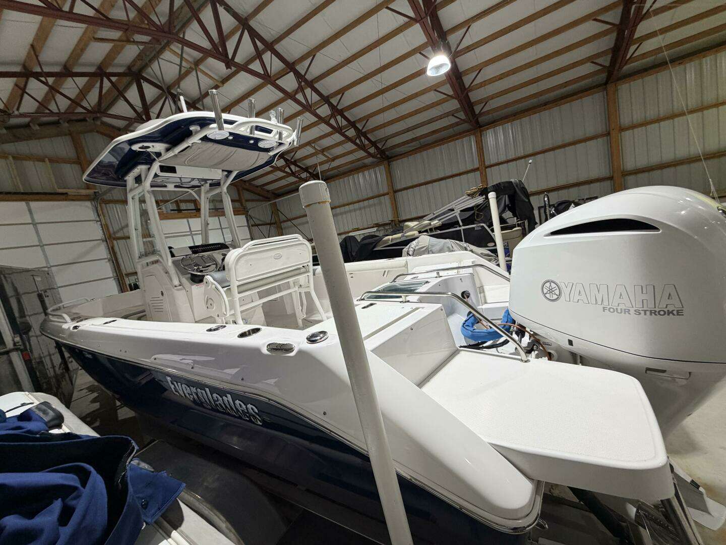 2016 Everglades 230 Center Console - Image 10