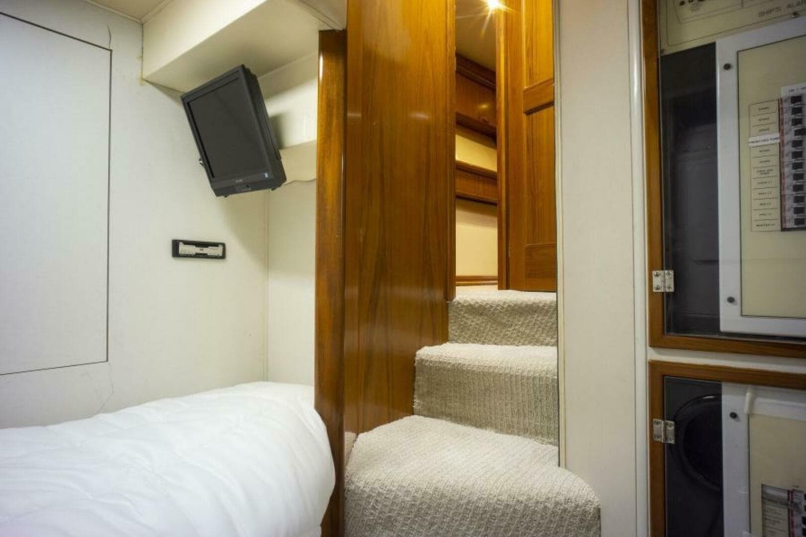 2005 Sea Force IX Enclosed Flybridge - Image 41