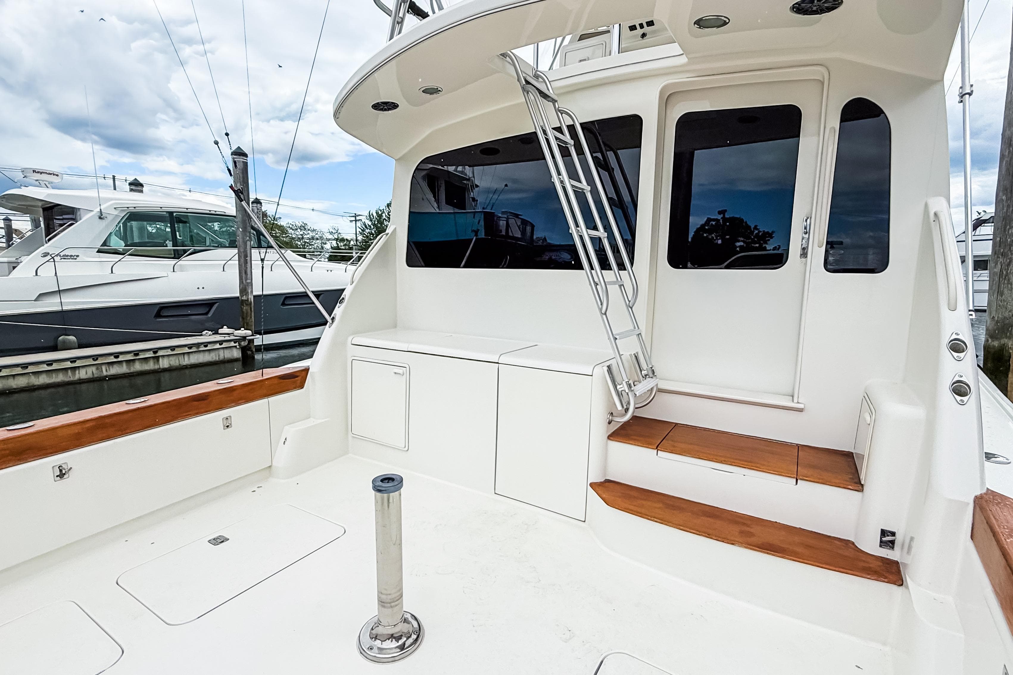 2004 Ocean Yachts 50 Super Sport boat deck with ladder and seating area.