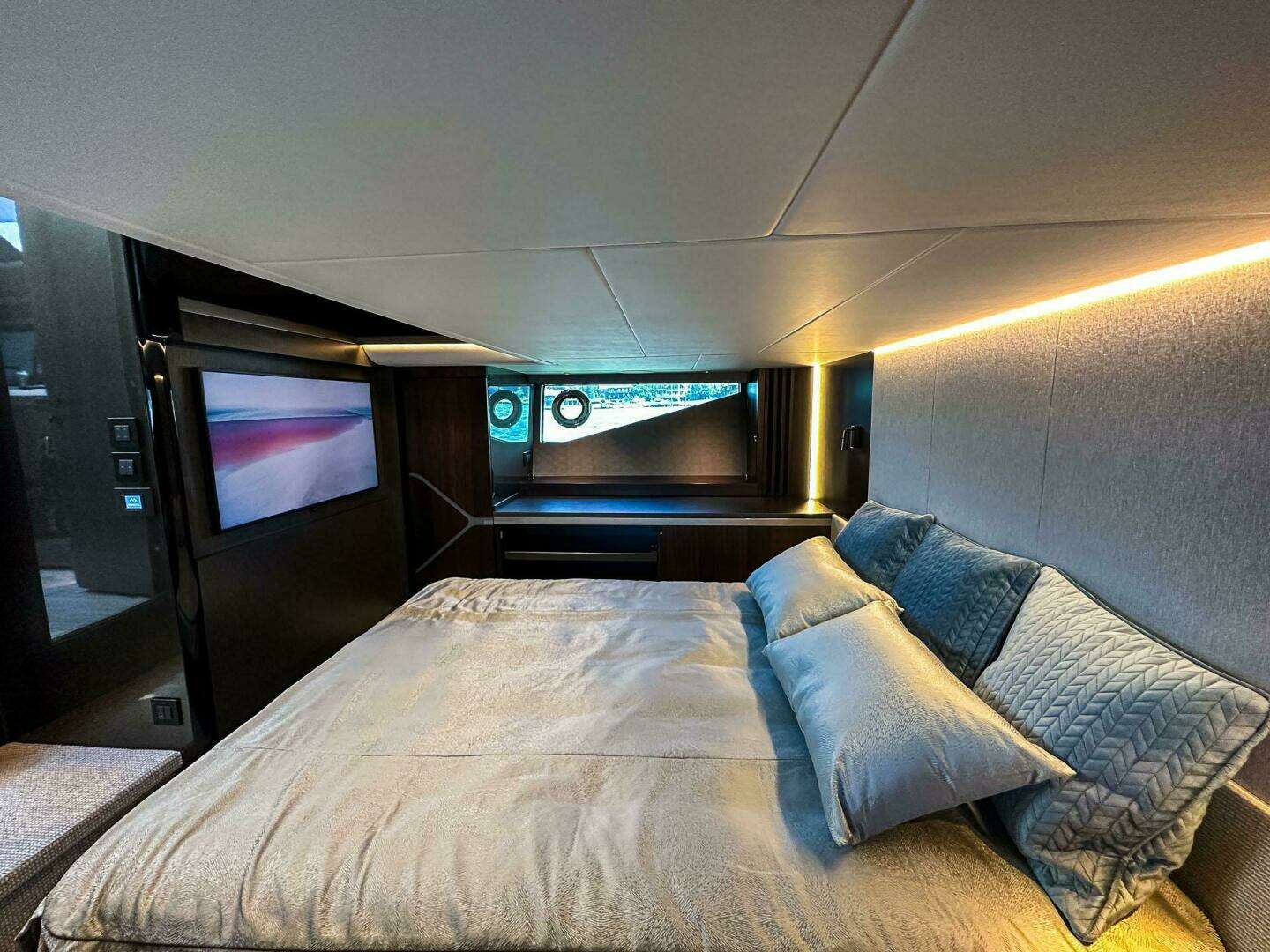 2027 Sunseeker 55 Superhawk - Image 21