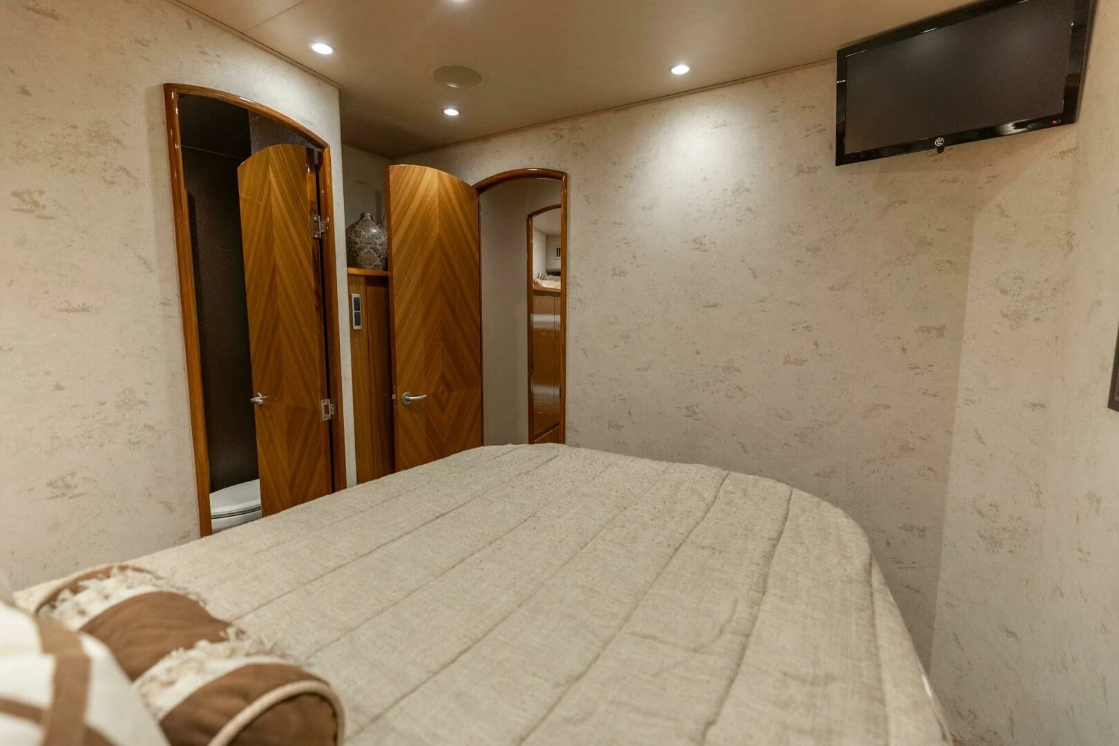 2013 Viking 76 Convertible - Image 41
