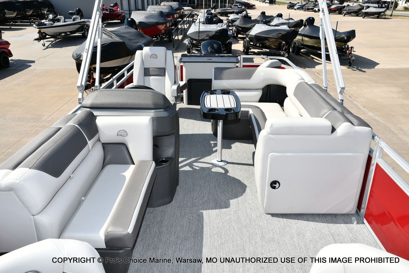 2026 Sun Tracker Fishin' Barge 22 DLX w/115HP Pro-XS 4 Stroke - 10