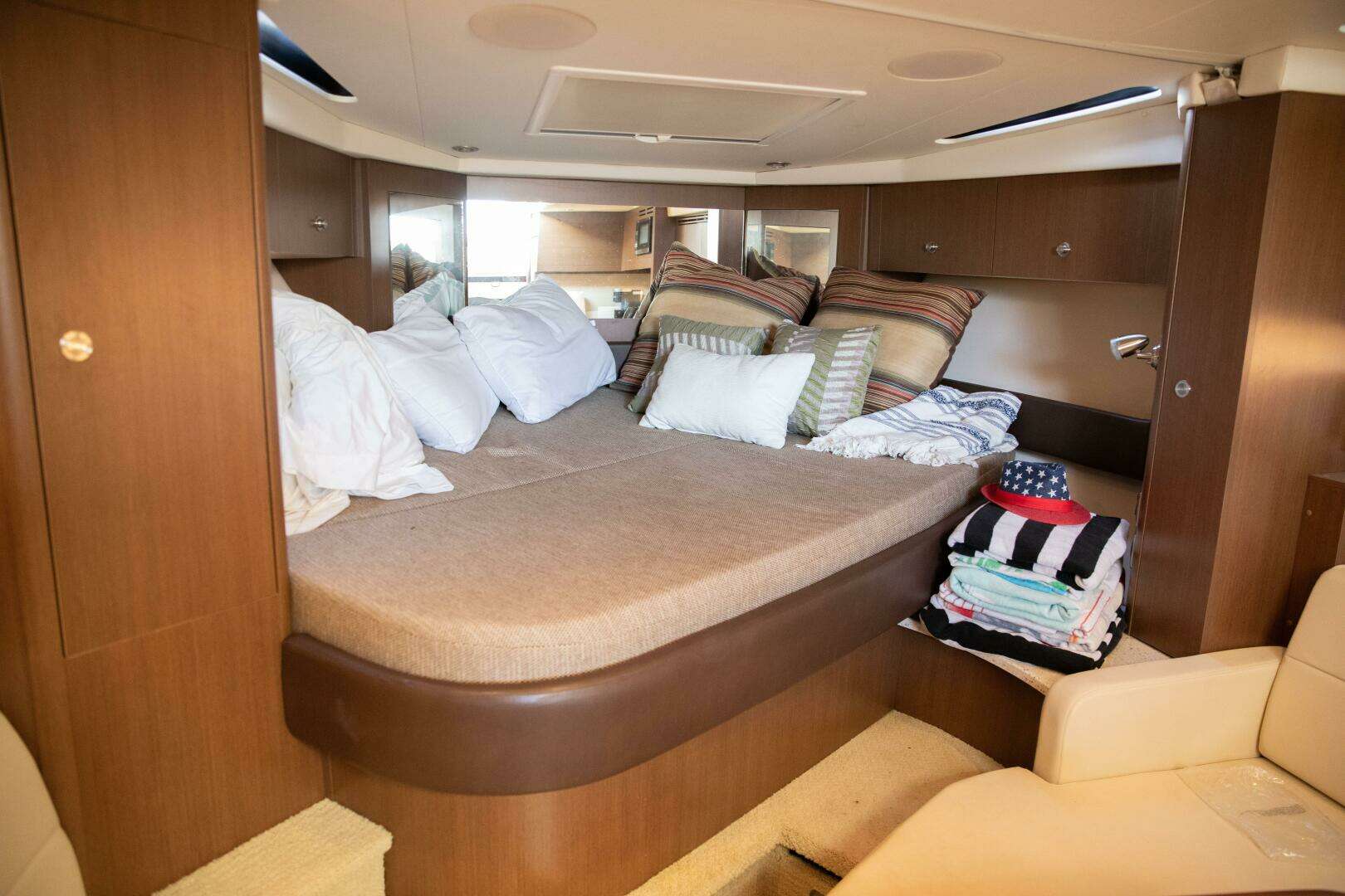 2016 Sea Ray 350 Sundancer - Image 97