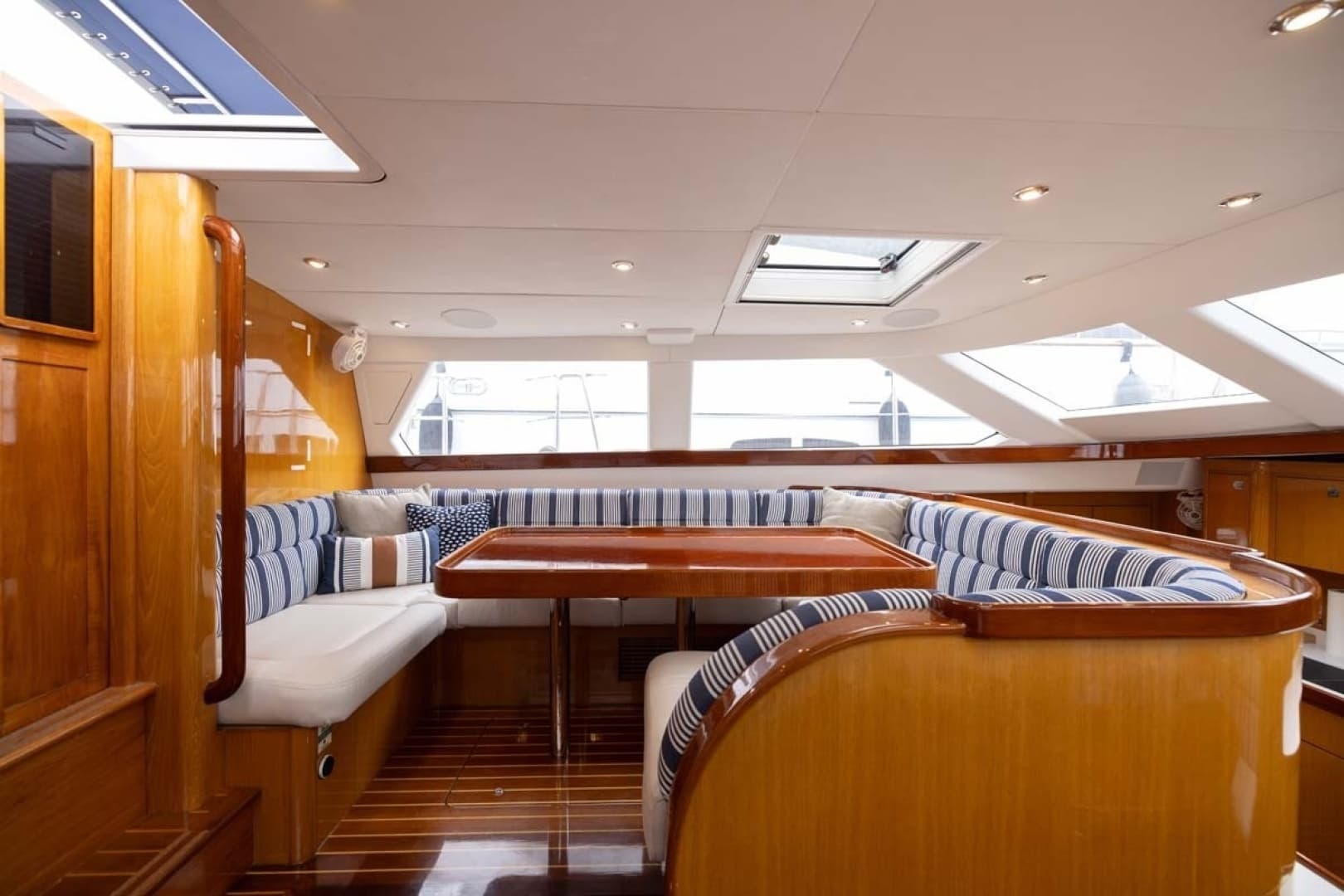 1999 Admiral Marine Center Cockpit - Image 5