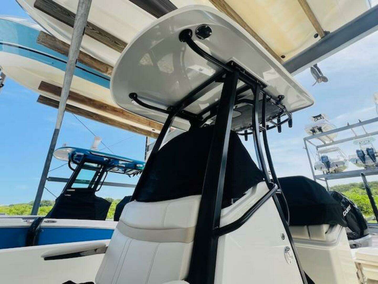 2023 Boston Whaler 250 Dauntless - Image 23