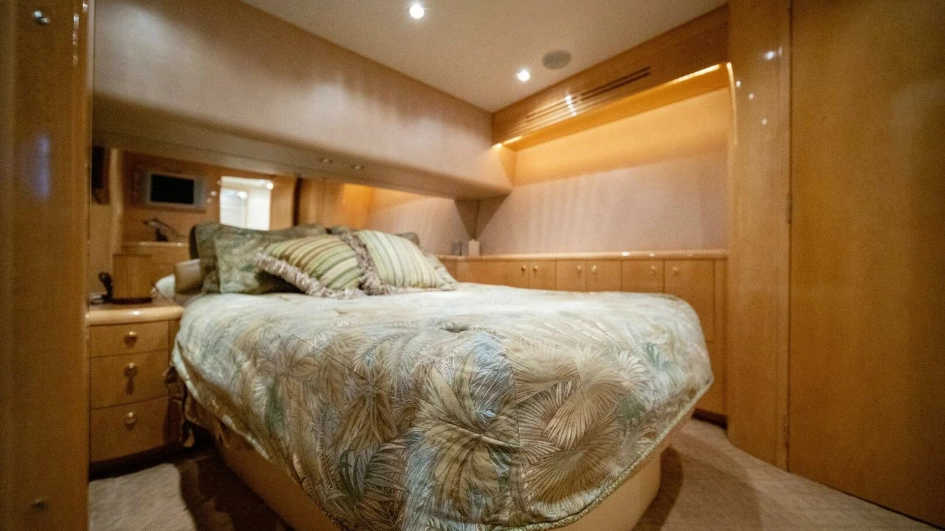 2003 Hatteras 54 Convertible - Image 32