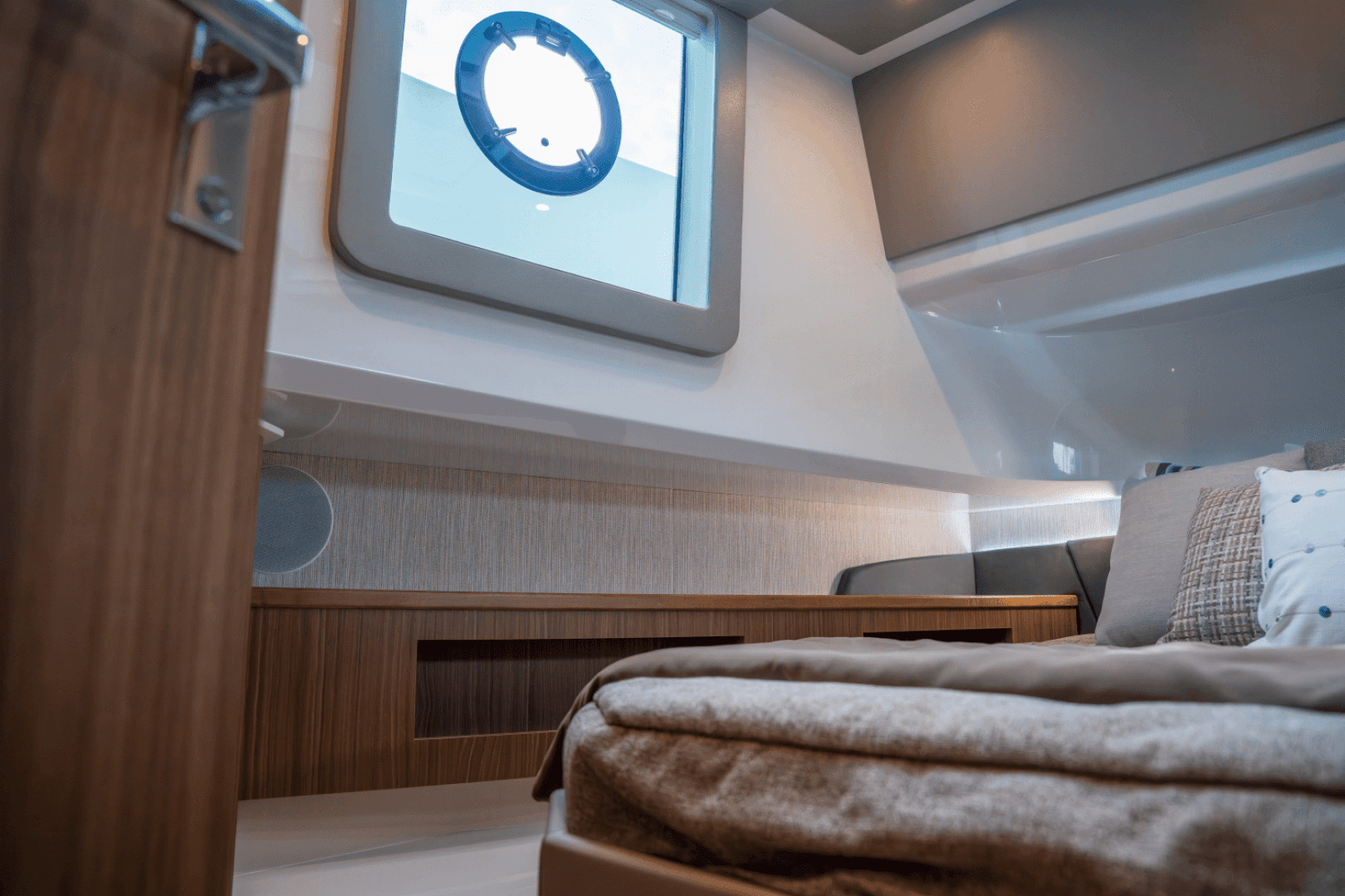 2026 Cruisers Yachts 50GLS OB - Image 41