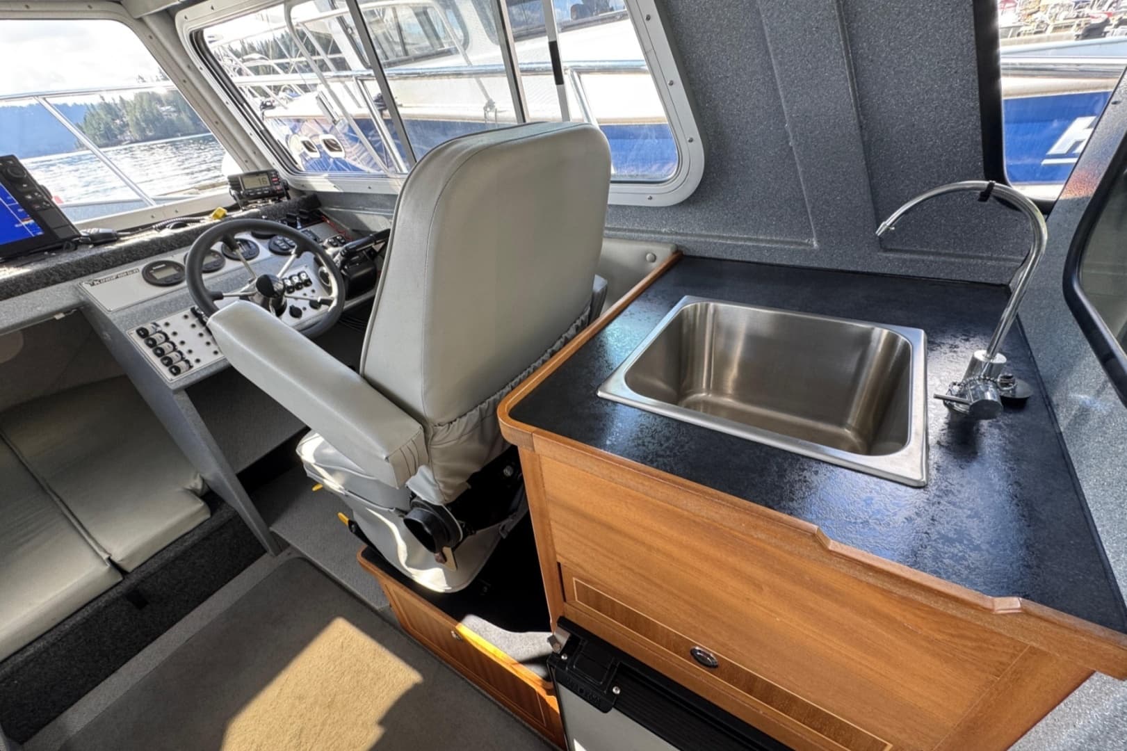 2018 KingFisher 2725 Weekender - Image 36