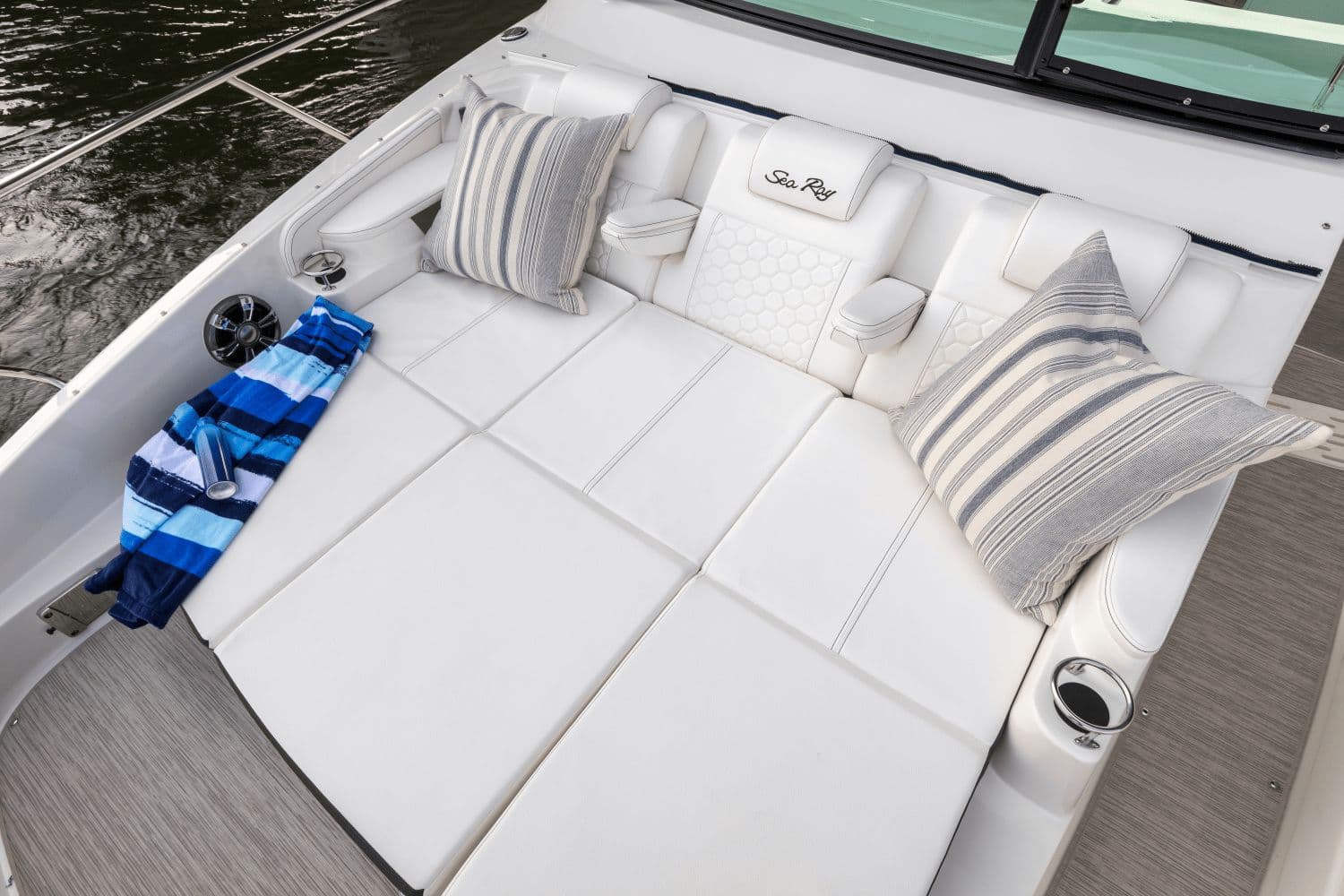 2026 Sea Ray Sundancer 320 Outboard - 14