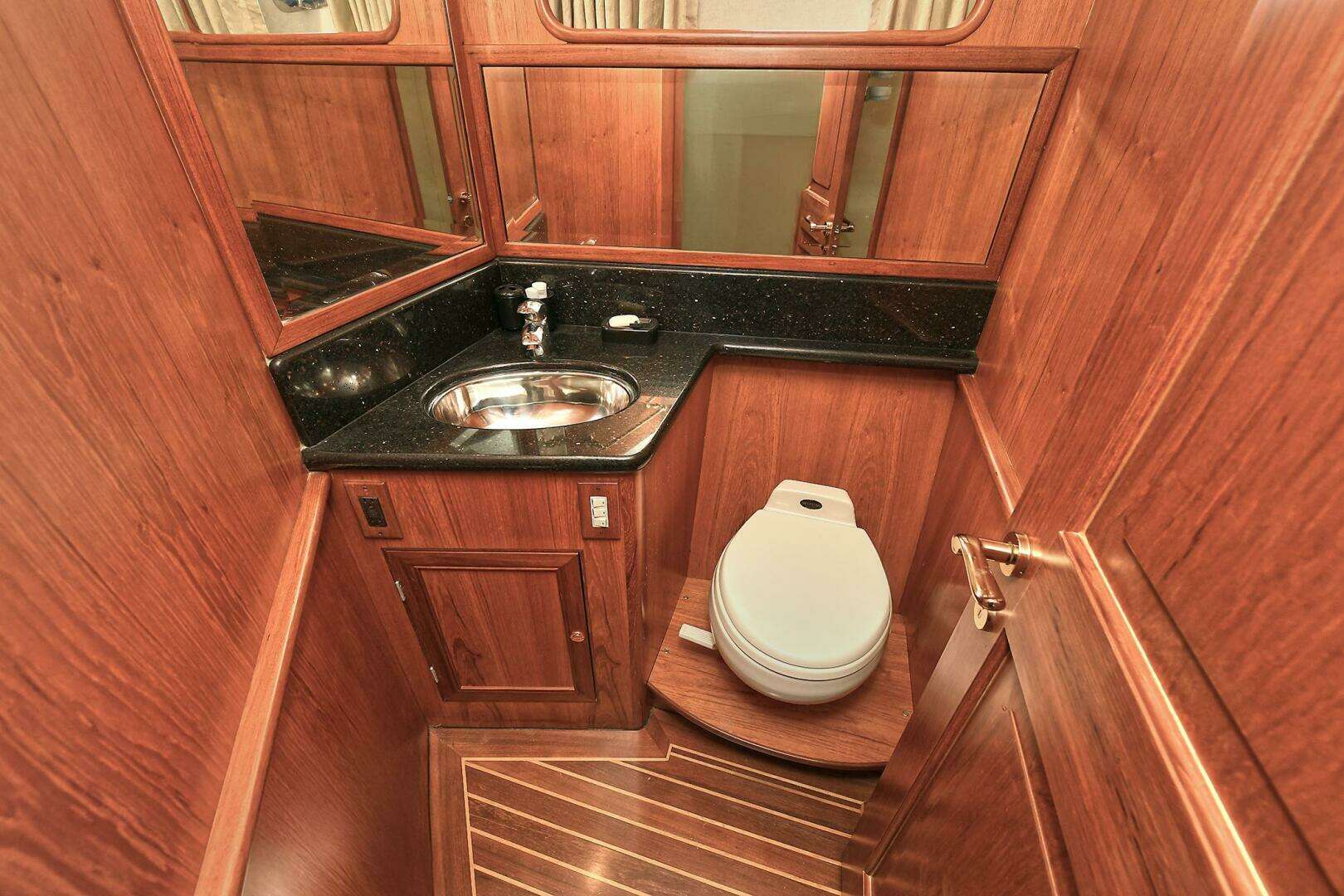 2002 Grand Alaskan Flushdeck - Image 37