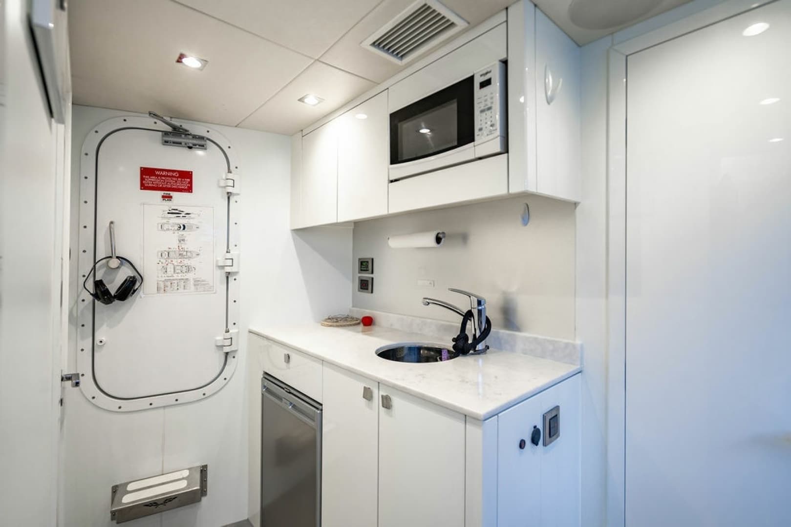 2019 Sunseeker 95 Motor Yacht - Image 95