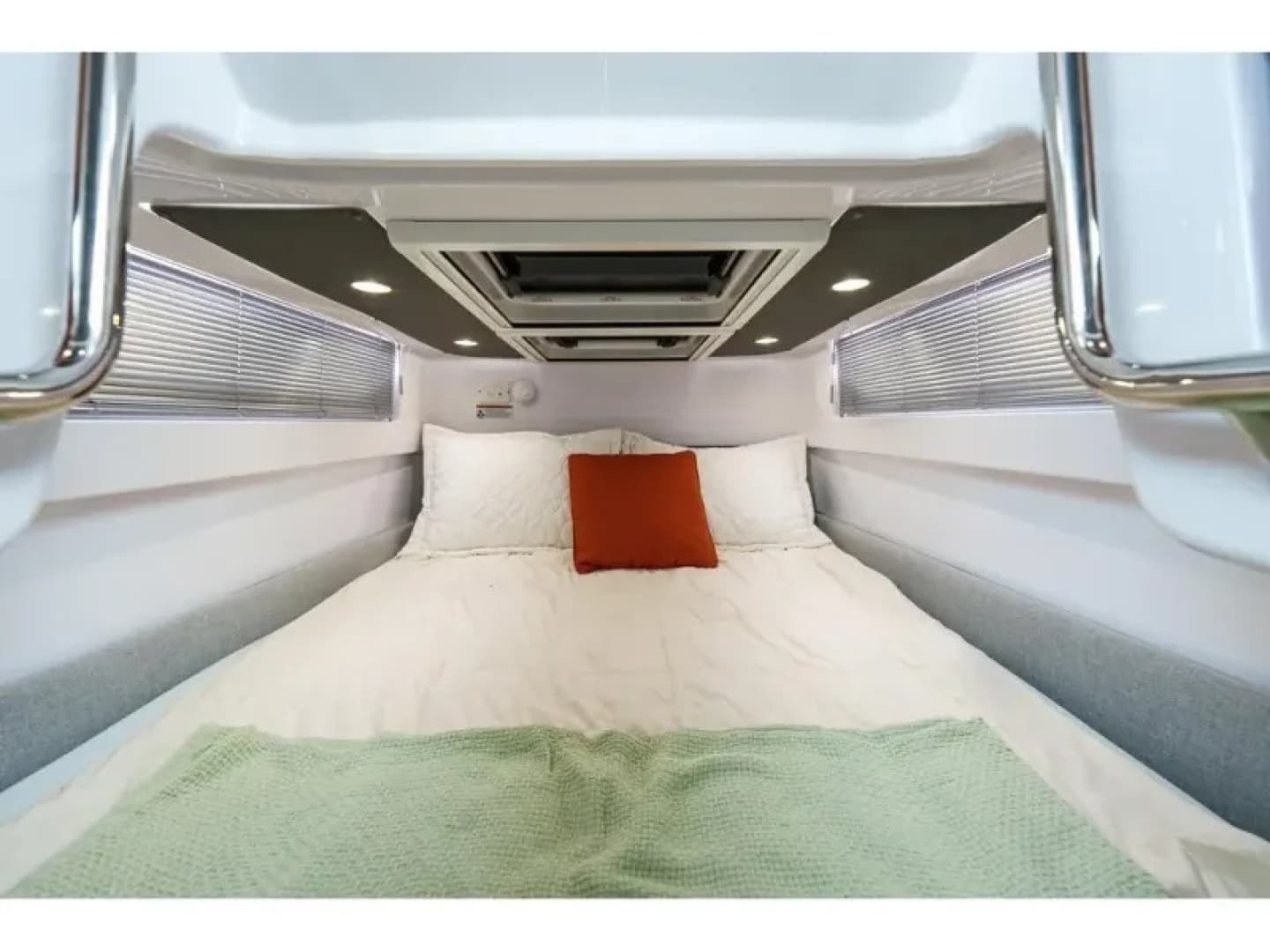 2022 Axopar 37 XC CROSS CABIN - Image 31