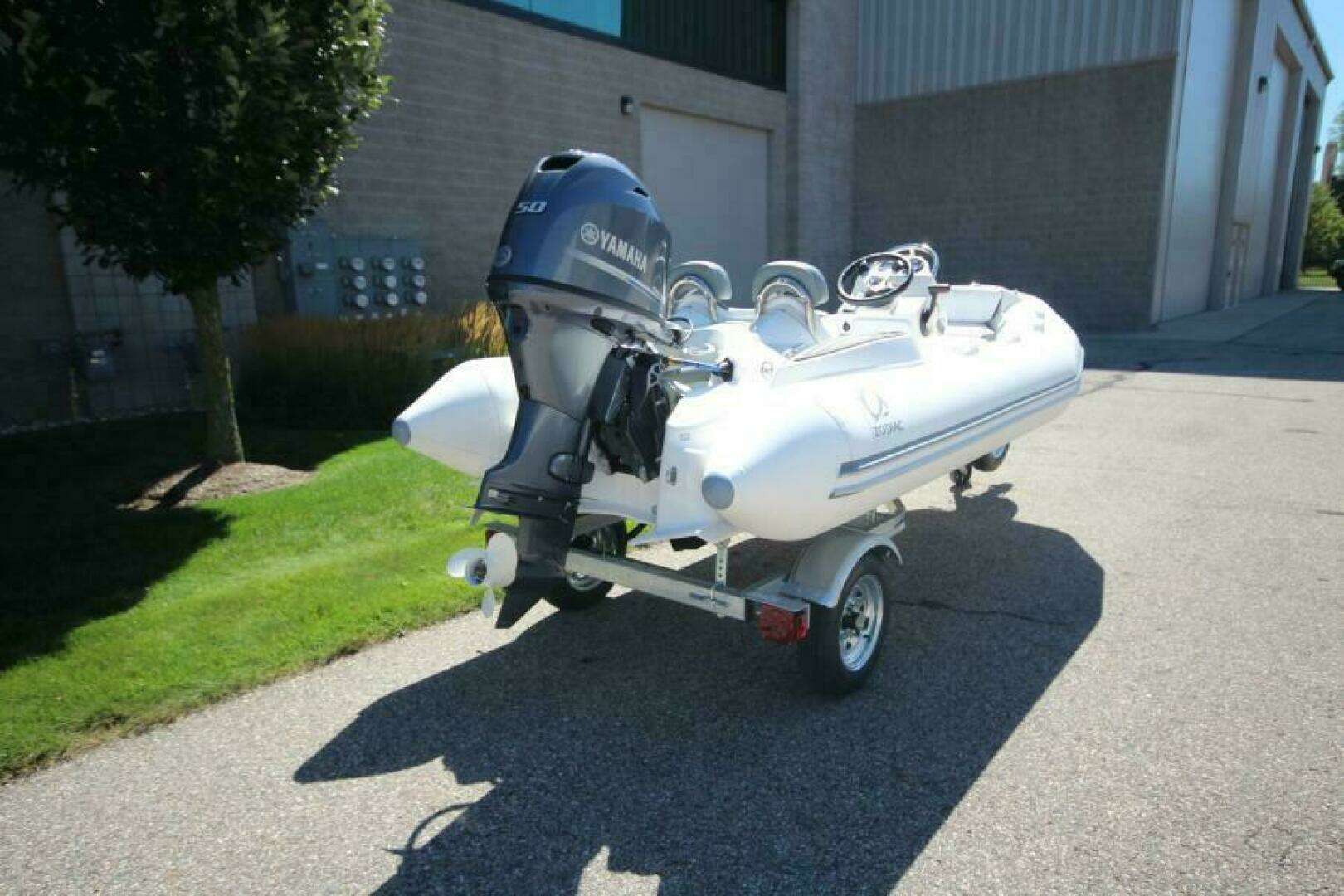 2026 Zodiac Yachtline 400 DL NEO - Image 2
