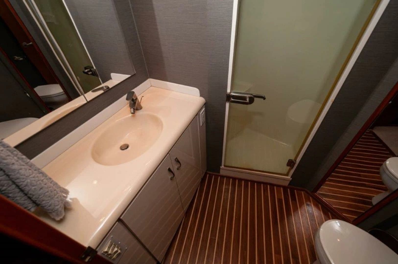 2001 Viking 61 Convertible - Image 17