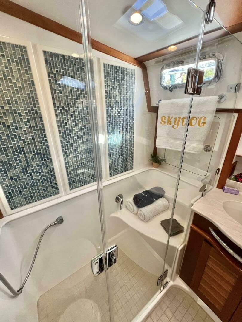 2017 Sabre 48 Salon Express - Image 41