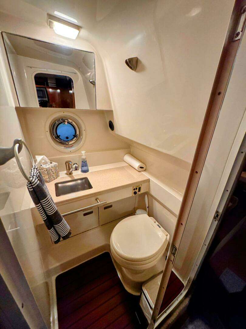 2010 Sea Ray 310 Sundancer - Image 29