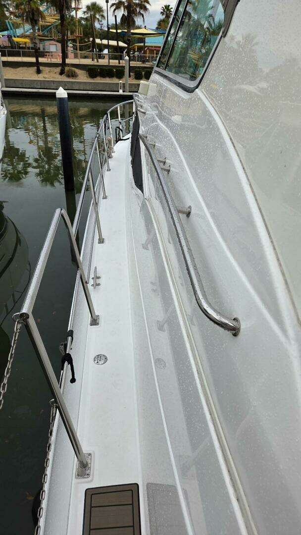 2000 Cruisers Yachts 4450 Express Motor Yacht - Image 9
