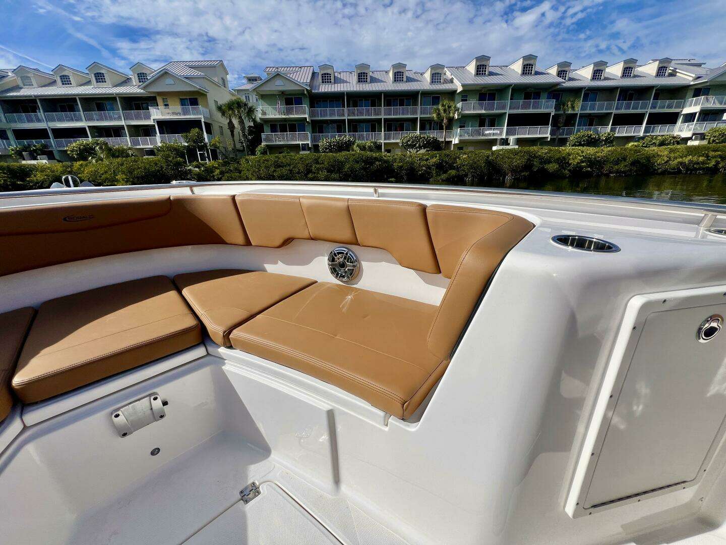 2025 Robalo R302 Center Console - Image 19